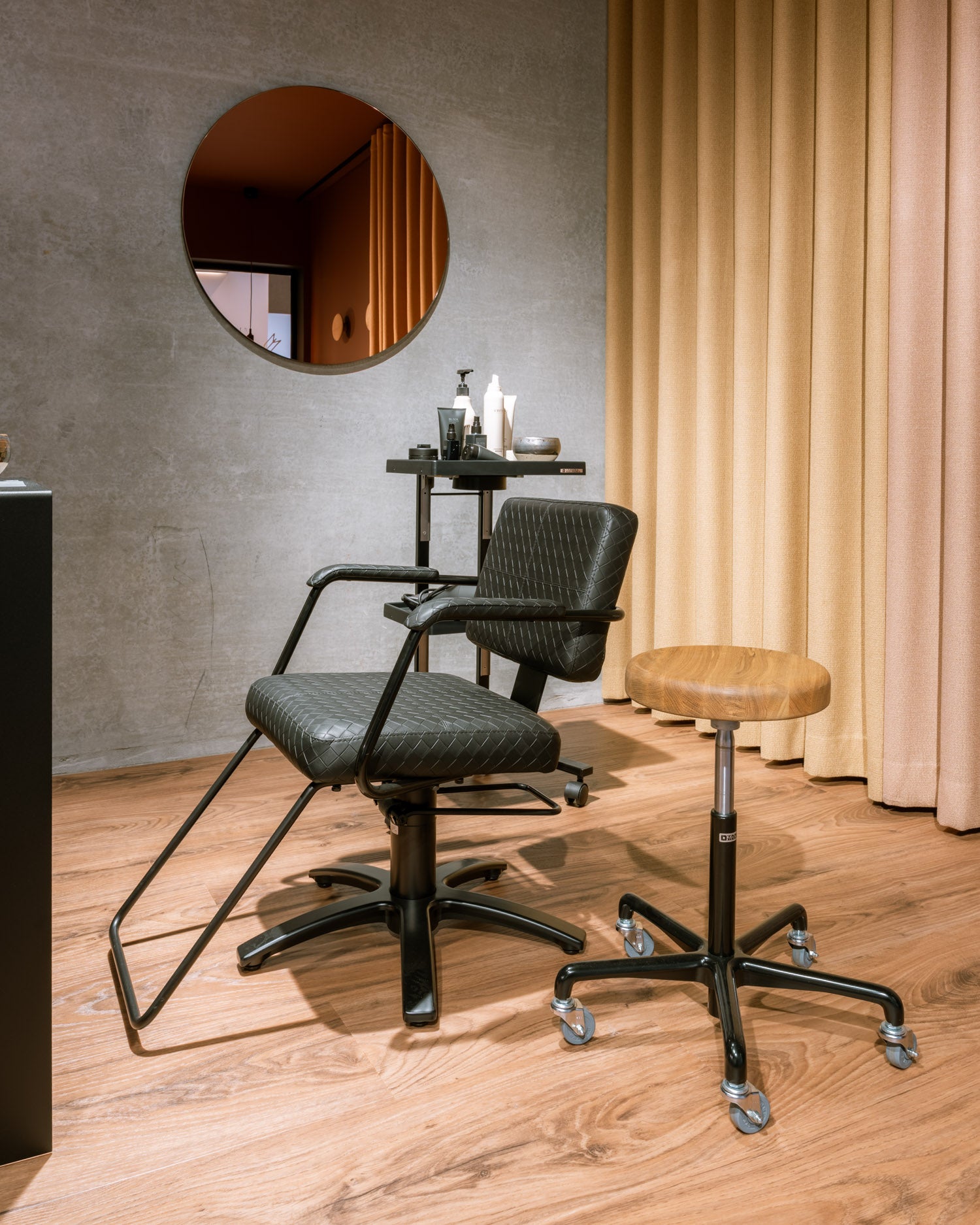 Zen - Rollhocker mit Sitz aus Holz - Schwarzer Kreuzfuß